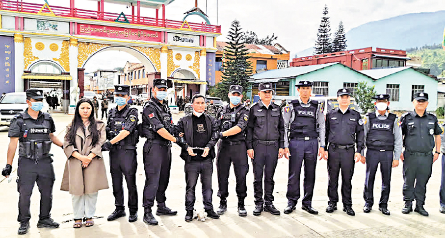●2023年11月， 在緬甸各方的大力配合下，  明家頭目明國平（ 左五 ）、明珍珍（ 左二 ）被成功抓獲移交中方公安。 資料圖片