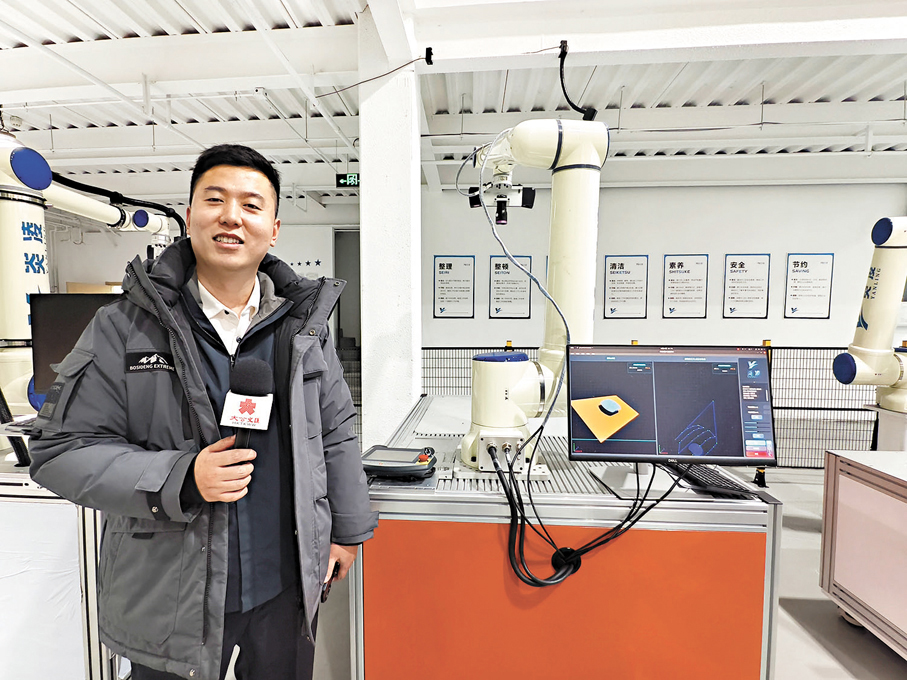 ●炎凌嘉業政府事務部總監李雲龍介紹炎凌自主研發的機器人。 香港文匯報記者任芳頡  攝