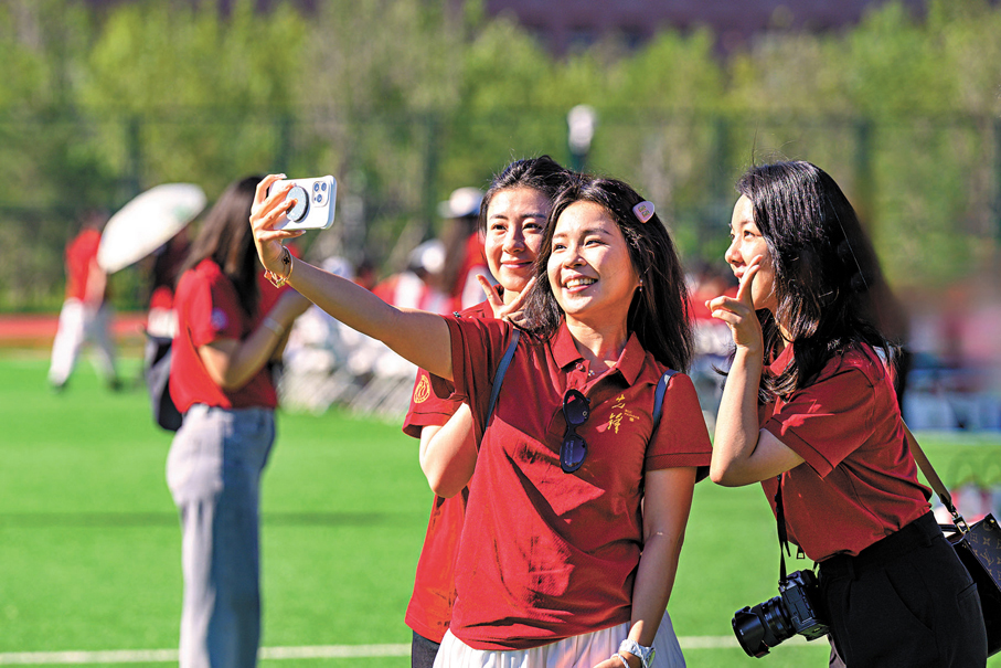 ●2025年9月，人大通州校區全面正式投用，迎來首批研究生新生。圖為新生在開學典禮上自拍。 香港文匯報北京傳真