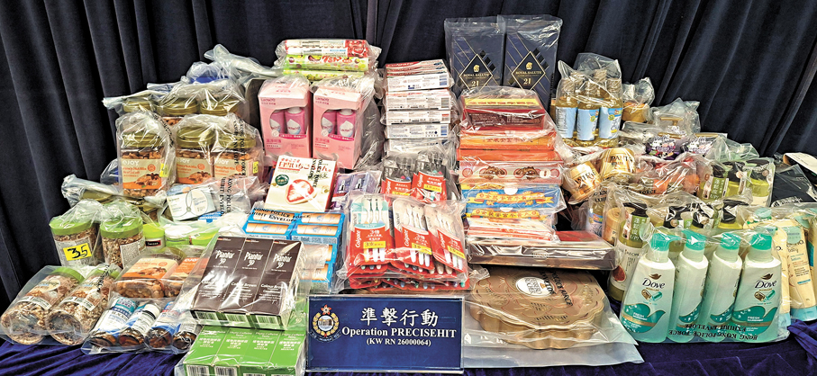 ●警方在行動中檢獲大量疑被盜取的貨品。  香港文匯報記者鄧偉明  攝