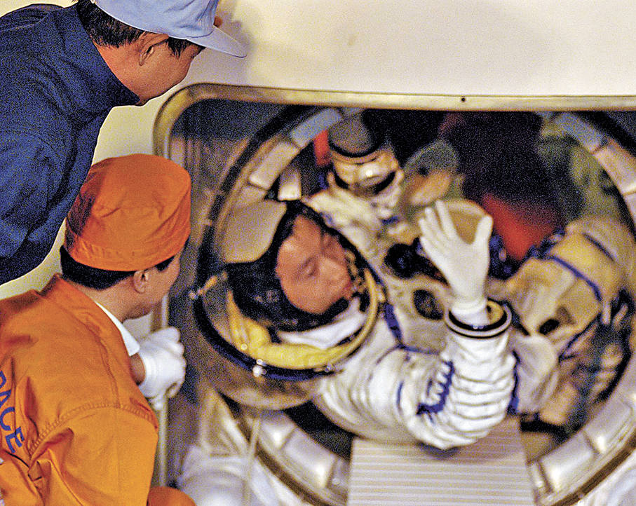 ●圖為楊利偉正在進入神舟五號。 資料圖片