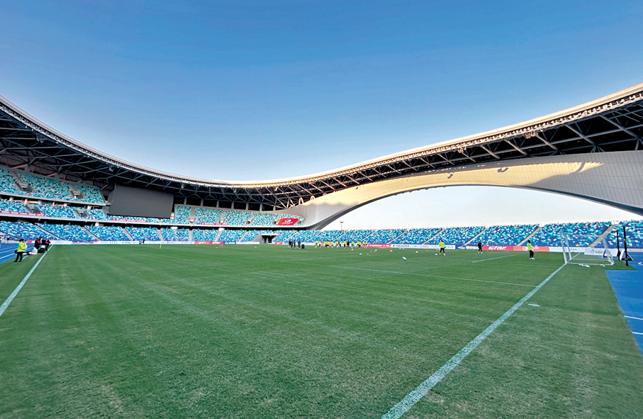 ●近年粵港澳地區新建和改造了一批頂級專業足球場。圖為廣州南沙的大灣區文化體育中心體育場。 香港文匯報記者敖敏輝  攝