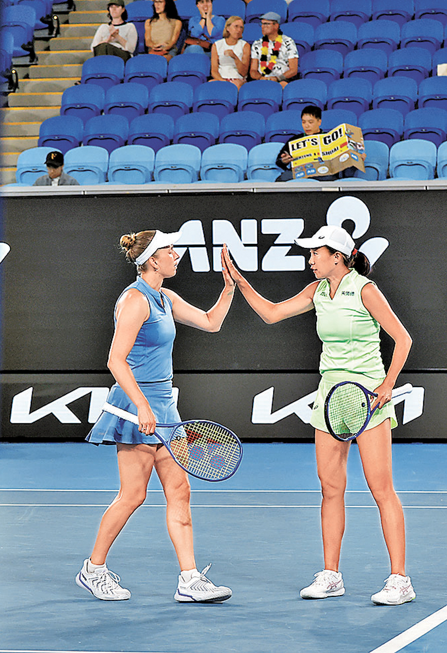 ●張帥（右）與拍檔梅爾滕斯擊掌慶祝。 新華社