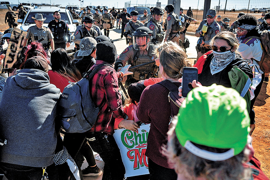 ●得州示威者與ICE人員爆衝突。 法新社