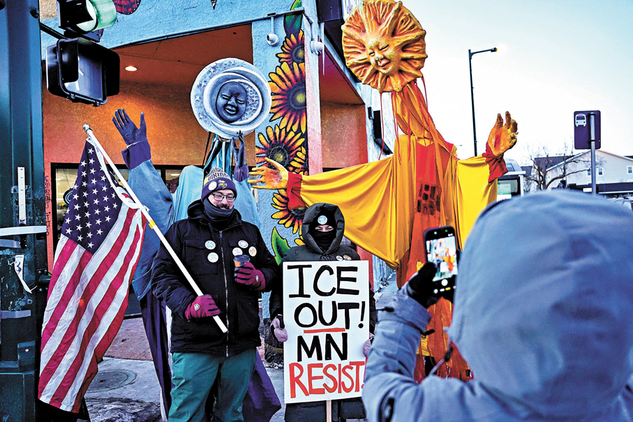 ●明尼阿波利斯市居民參加反ICE遊行。 路透社