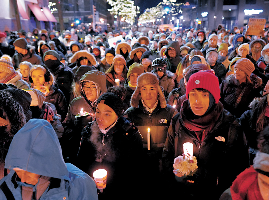 ●大批民眾守夜，悼念被槍殺的遇害者。  美聯社