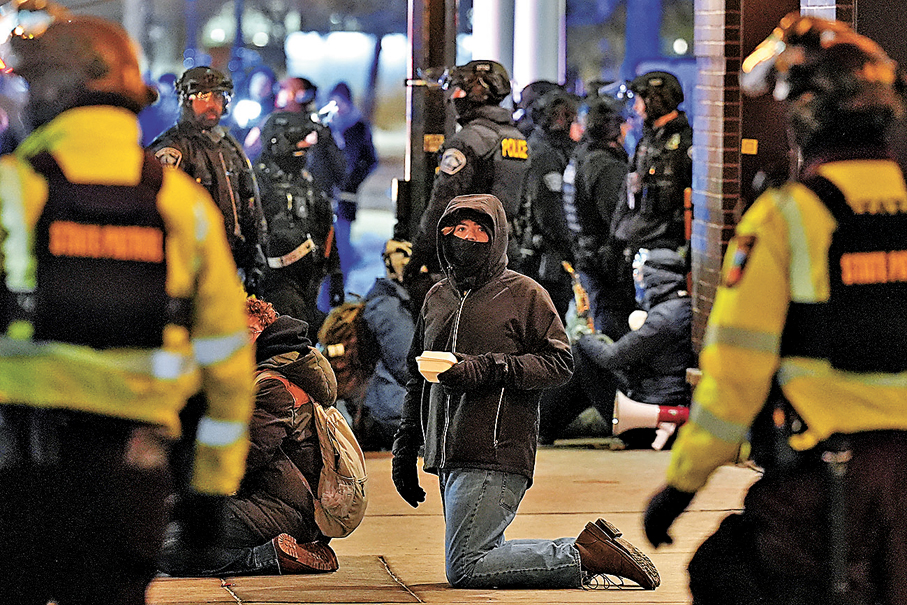 ●示威者聚集在明尼阿波利斯希爾頓酒店外。 美聯社