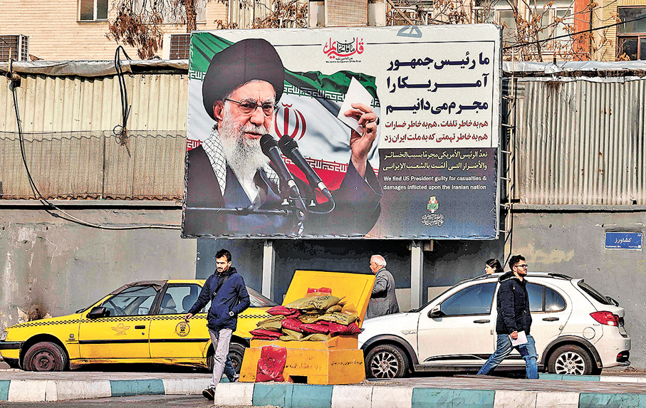 ●德黑蘭市面尚算平靜，圖為當地一塊印有哈梅內伊頭像的廣告板。 法新社