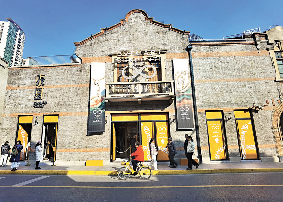 ●圖為一家奢侈品品牌在上海舉辦珠寶主題展。  香港文匯報記者章蘿蘭  攝