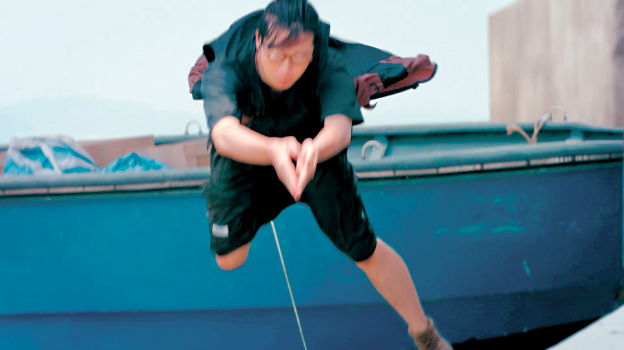 ●林智樂親身拍跳海戲。