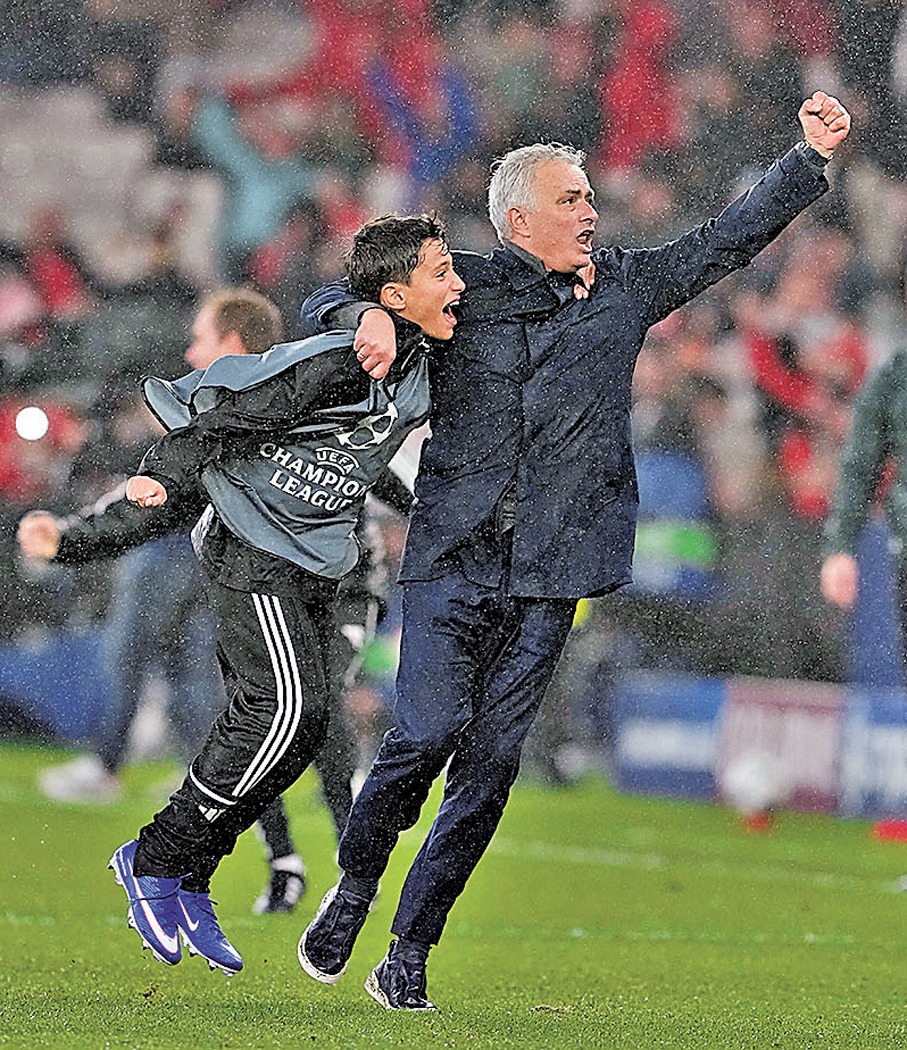 ●摩連奴（右）在勝出一刻振臂狂呼。 美聯社