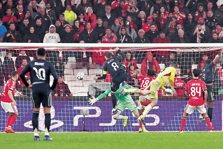 ●門將杜魯賓（黃衫）補時頭槌建功，助賓菲加以一球之差取得歐聯附加賽資格。 路透社