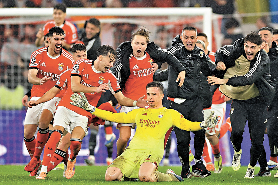 ●賓菲加眾將衝向杜魯賓（黃衫）慶祝。 法新社