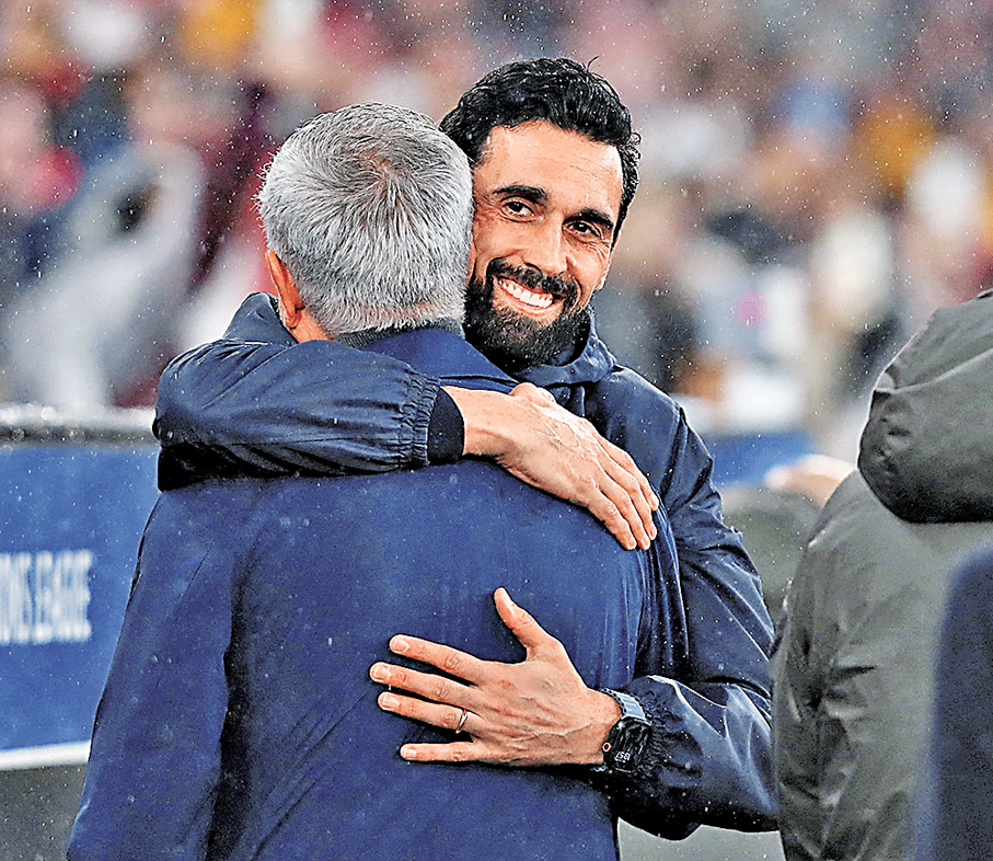 ●皇馬主帥艾比路亞（後）賽後祝賀摩連奴。 路透社