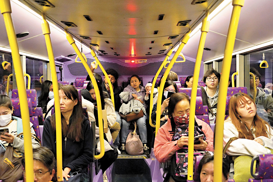 ●九巴及龍運巴士昨日表示，留意到政府就有關巴士安全帶法例的最新安排。 香港文匯報記者曾興偉  攝