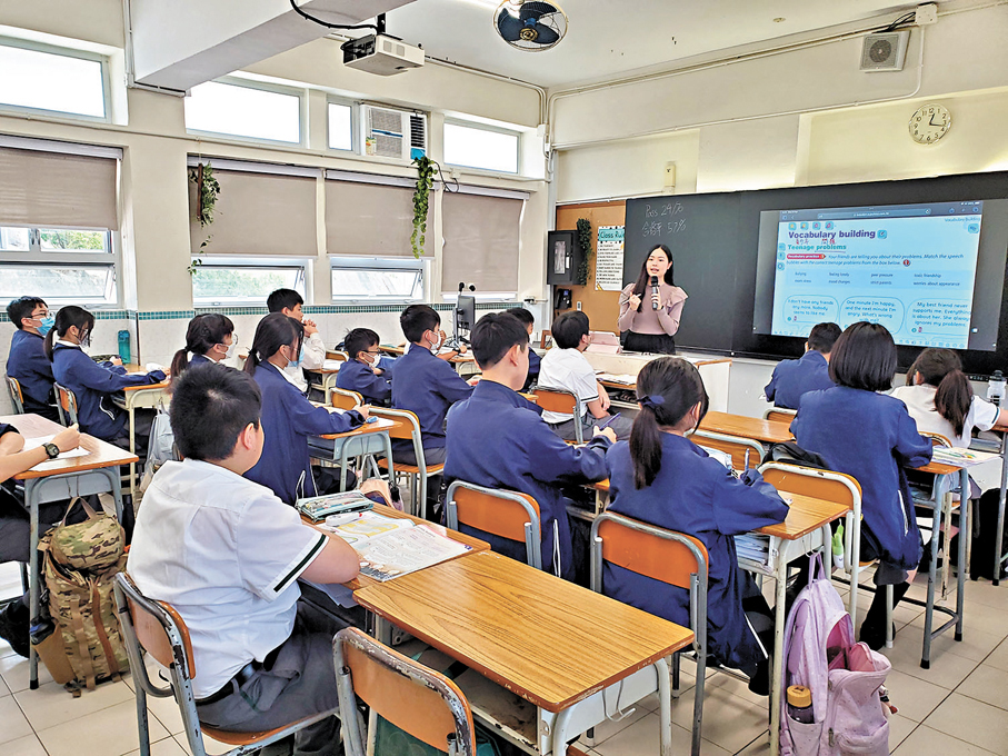 ●教育局擬修訂教育條例，引入教師執業證書和定期更新要求。圖為一名教師在課堂教學。 資料圖片