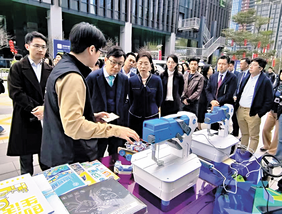 ●孫玉菡參觀深港創業團隊產品展示。 