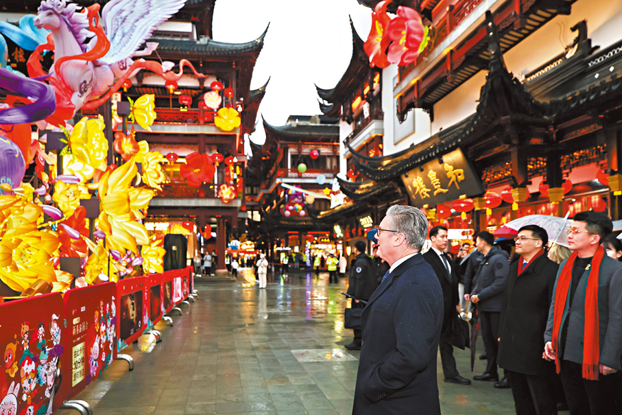 ●外交部發言人郭嘉昆表示，中英同意恢復舉行中英高級別安全對話，並於年內舉辦新一輪戰略對話等機制性對話。圖為1月30日，英國首相斯塔默在上海豫園欣賞主題花燈。  新華社