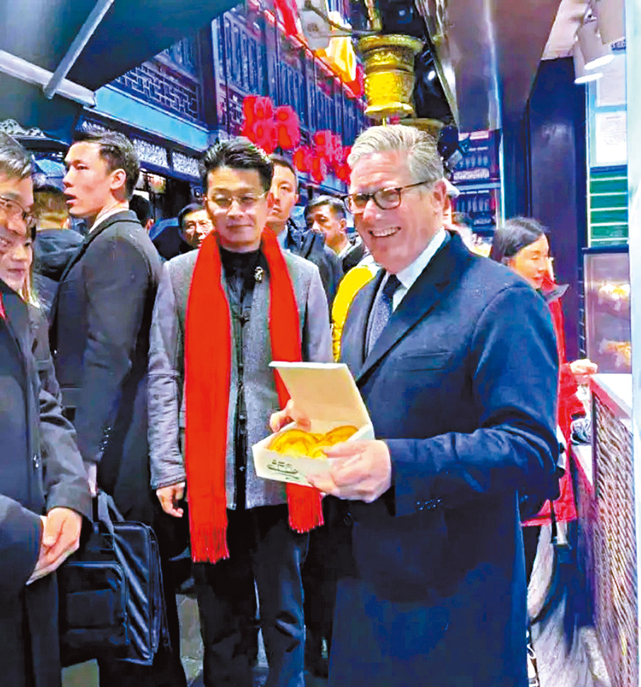 ●在豫園參觀時，斯塔默還在九曲橋旁的綠波廊體驗了滬上名點——蝴蝶酥。 中新網