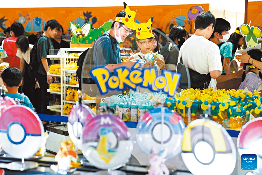 ●日本知名遊戲動漫IP寶可夢官網近日發布消息，計劃於1月31日在供奉日本甲級戰犯的靖國神社舉辦相關活動，引發軒然大波。圖為較早前人們在日本寶可夢商店內挑選商品。 新華社