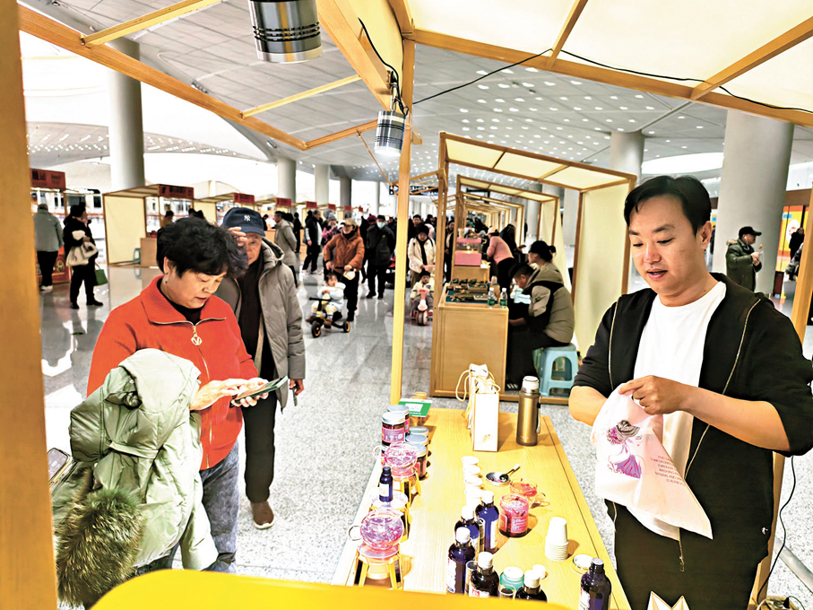 ●通州站內市集。 香港文匯報記者任芳頡  攝
