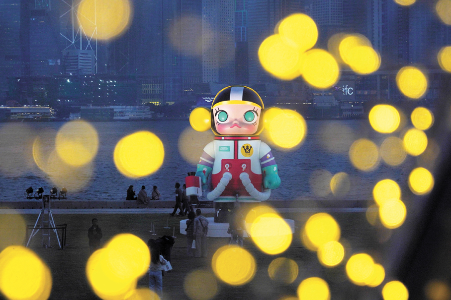 倔強Molly在黑暗中照亮來人，像無數於暗夜破局之人。 香港文匯報記者曾興偉  攝