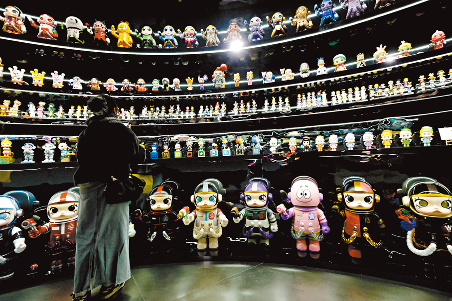 POP MART《一顆不變的星 - MOLLY 20周年特展》全球巡展在香港首站展出。圖為展區三「2016-2026 綺妙的冒險」環形展廳。 資料圖片