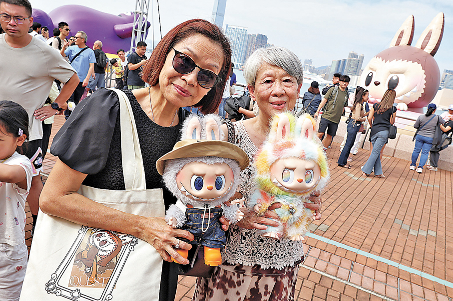 市民手拿Labubu公仔合照，歡欣都寫在臉上。 資料圖片