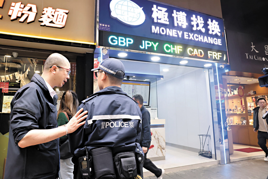 ●案發後，警方封鎖現場展開調查，6小時後即在機場拘捕疑犯破案。 香港文匯報記者劉友光  攝