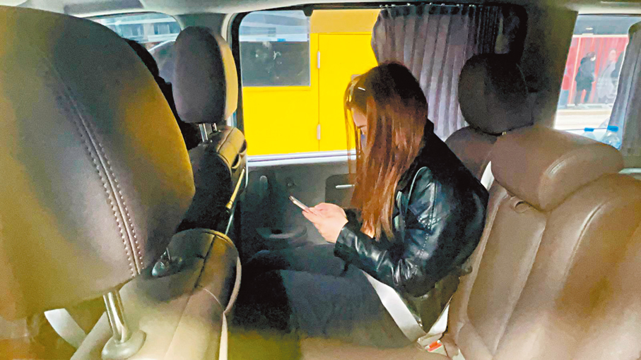 ●找換店女職員隨探員返署提供資料助查。 香港文匯報記者劉友光  攝