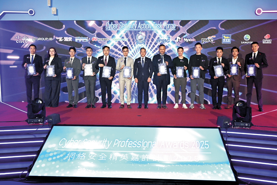 ●警務處處長周一鳴（左七）在「網絡安全特別行動小組」委任儀式與小組成員合照。