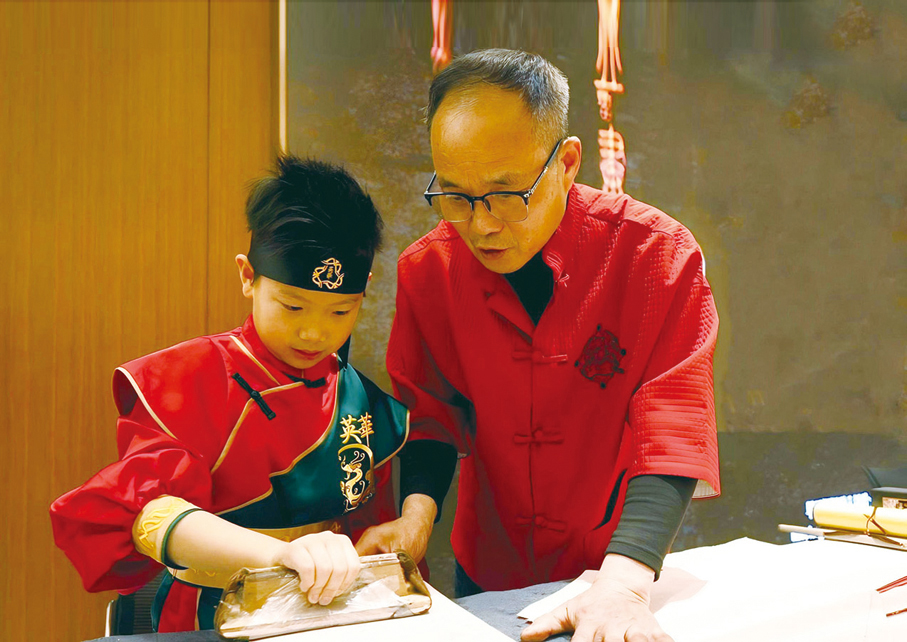 ●香港學生現場學習木版年畫。