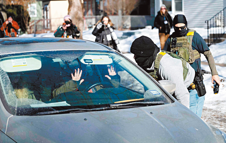 ●明尼阿波利斯市的駕駛者在聯邦人員截查時舉高雙手。 法新社