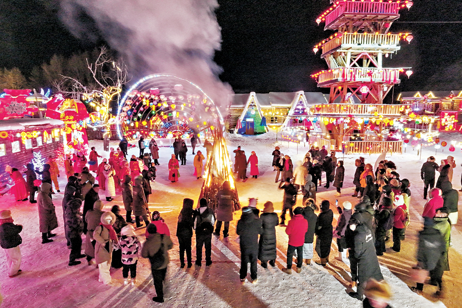 ●遊人在冰天雪地中尋得愜意。