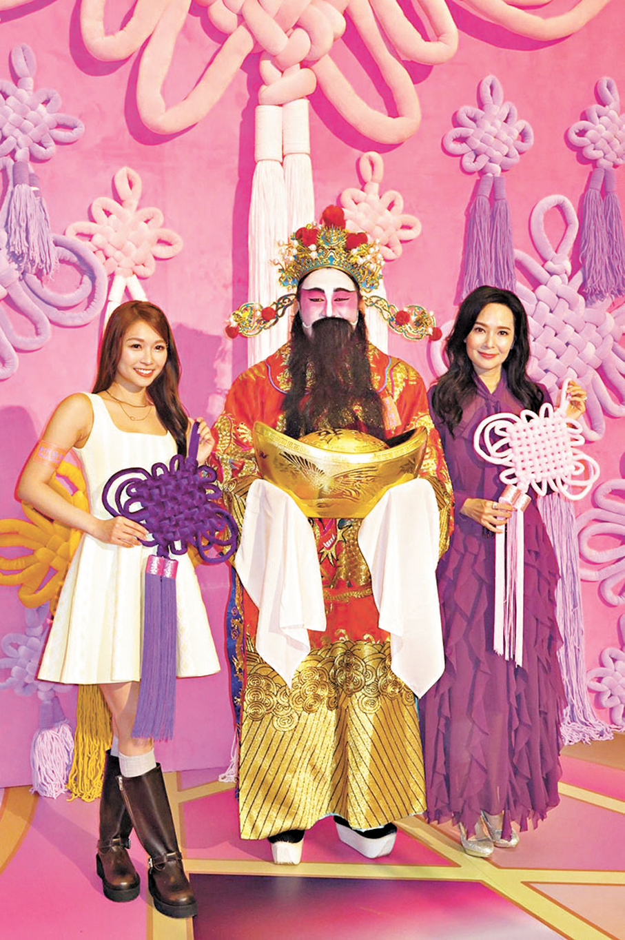 ●郭羨妮（右）、Yanny  與財神齊送祝福。  香港文匯報記者阿祖  攝