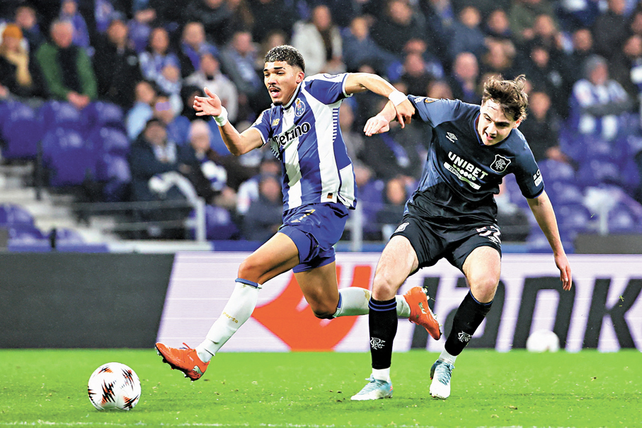 ●波圖（藍白間衫）主場輕取格拉斯哥流浪，直入歐霸16強。 美聯社