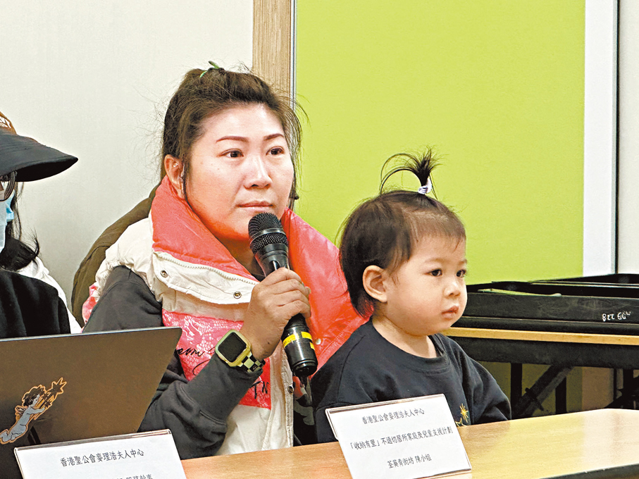 ●李女士指，大兒子經社工建議參加了計劃提供的英文班，在老師的鼓勵和教導下，漸漸重拾學習熱情。 香港文匯報記者李千尋  攝