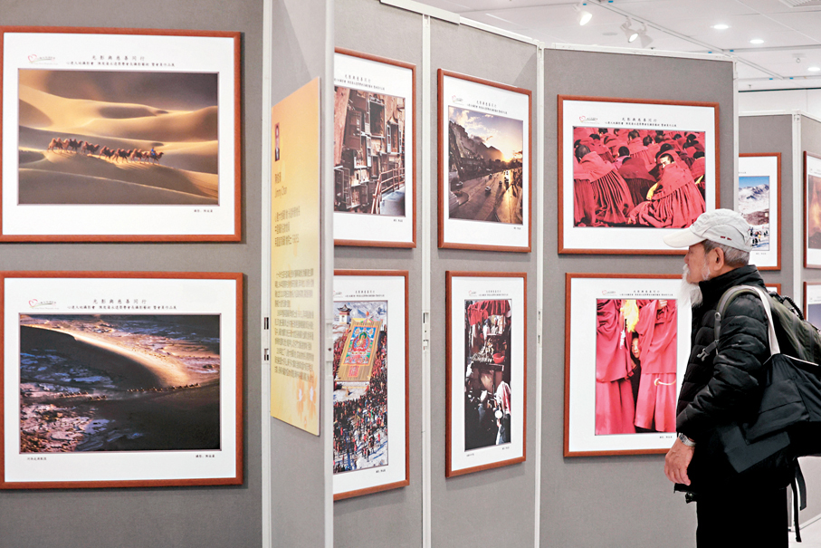 ●市民仔細觀賞作品。 香港文匯報記者北山彥  攝