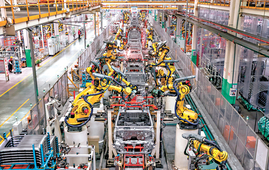 ●習近平指出，要充分發揮新型舉國體制優勢，堅持「產業出題、科技答題」。圖為早前江蘇省江都高新技術產業開發區某汽車生產企業的生產線。 新華社