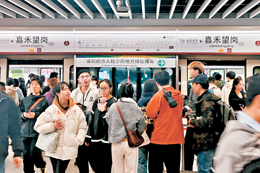 ●嘉禾望崗站人流如織。香港文匯報記者李紫妍 攝