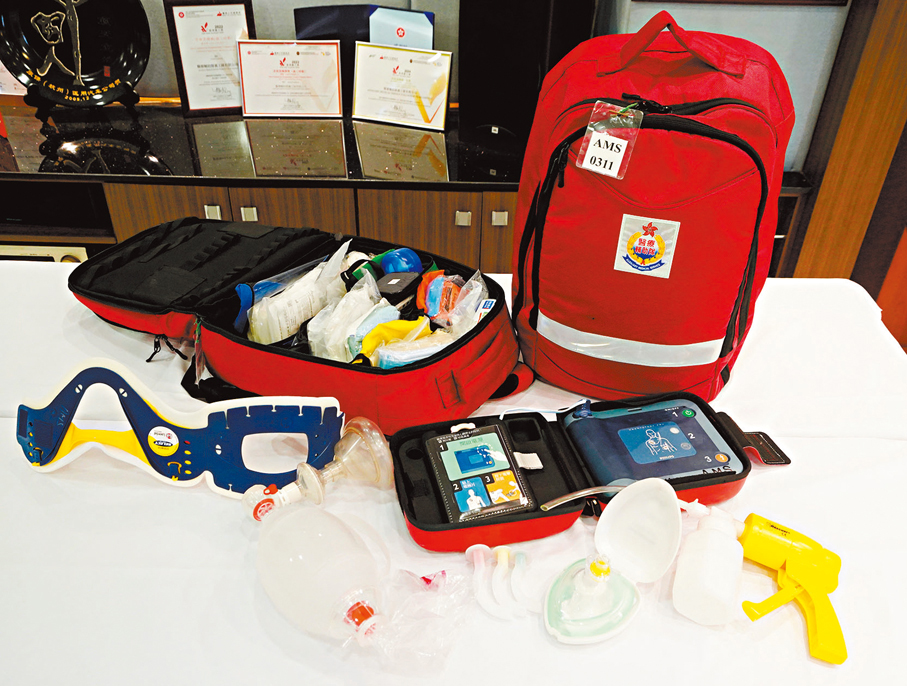 ●背囊以包紮裝備為主，應對各類常見傷勢。 香港文匯報記者曾興偉  攝