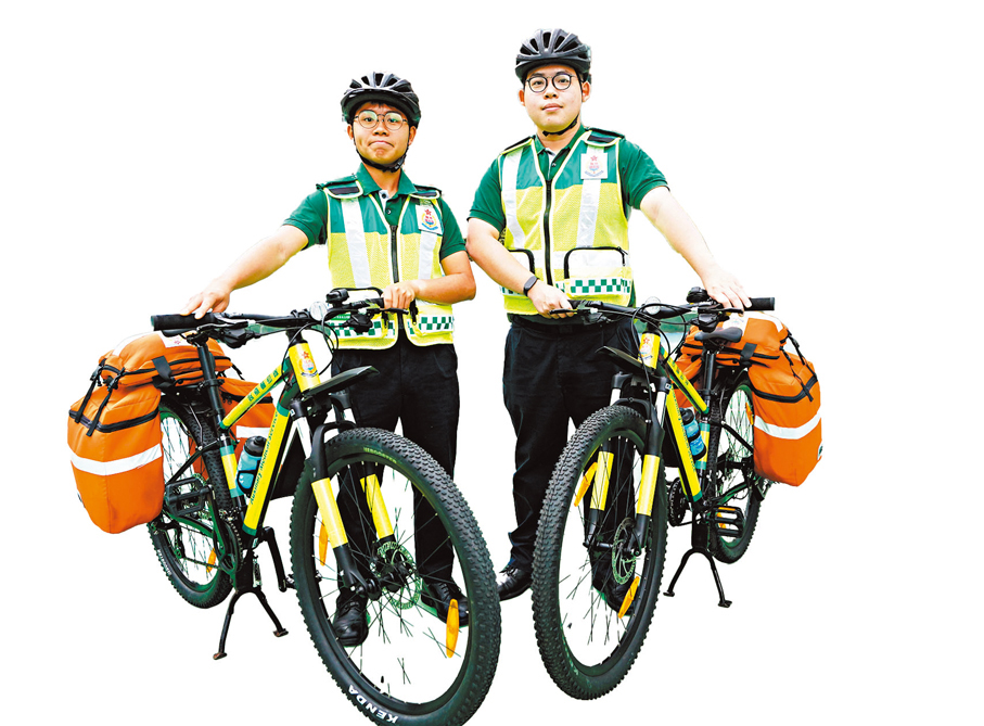 ●醫療輔助隊守護公眾活動安全。左起：馮嘉豪、陳俊唯。 香港文匯報記者曾興偉  攝