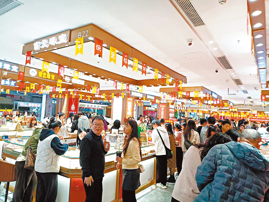 ●水貝黃金市場猶如菜市，金價大跌吸引更多人購買。