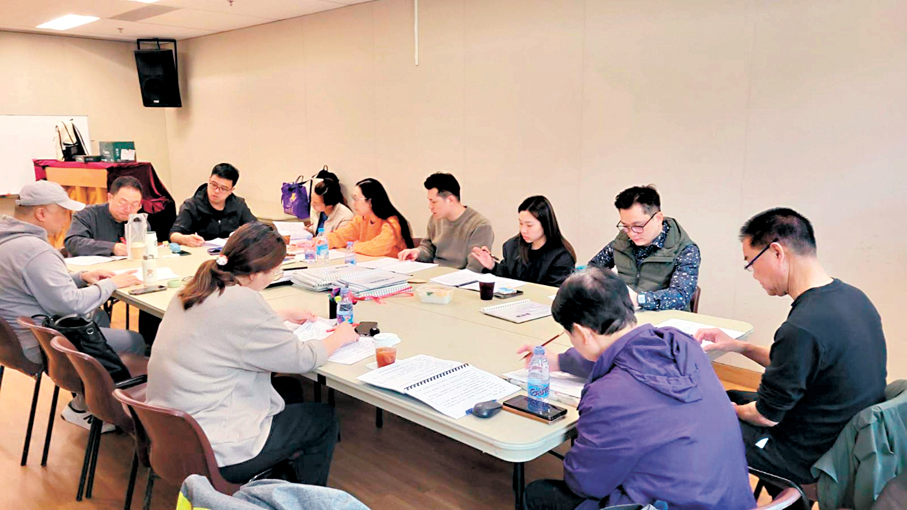 ●頌先聲團隊為2月13日至15日在高山劇場劇院的演出檔期做準備工作。