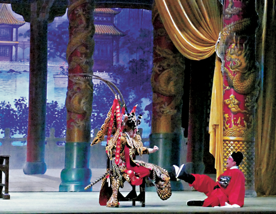 ●李龍與吳國華在《梟雄虎將美人威》演出武場排場，難度高的「剷椅」功架。