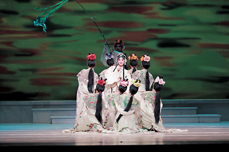 ●校園青春版《牡丹亭》在台北與觀眾見面。