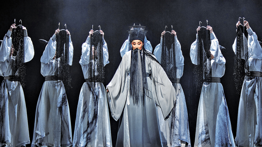 ●「髯口舞」群舞，那髯口是蘇東坡的筆墨。   受訪者供圖