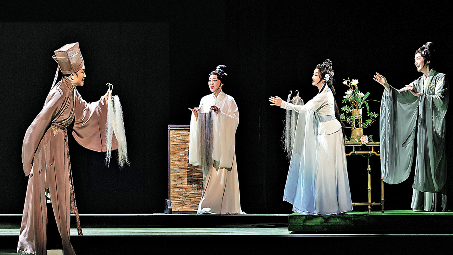 ●劇中「十年生死兩茫茫」的唱段，蘇東坡與三位夫人一一離別。   受訪者供圖