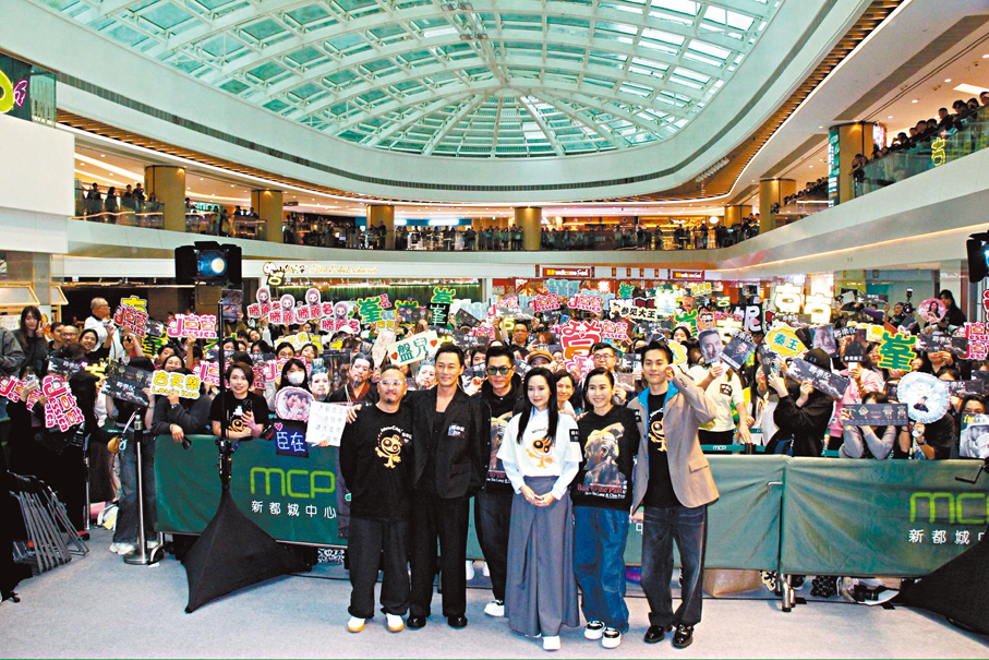 ●大批影迷前來捧場，場面墟冚。   香港文匯報記者達里 攝