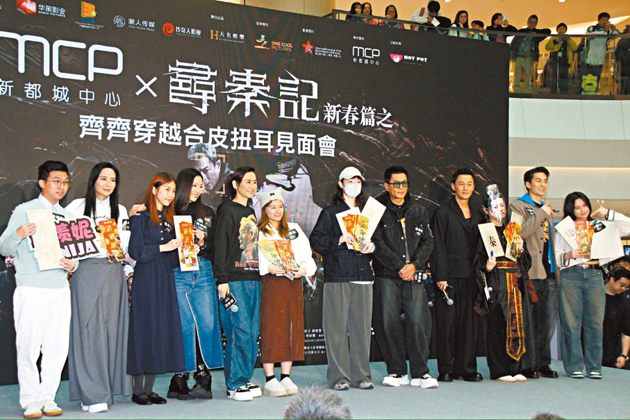 ●幸運影迷獲贈揮春。  香港文匯報記者達里  攝